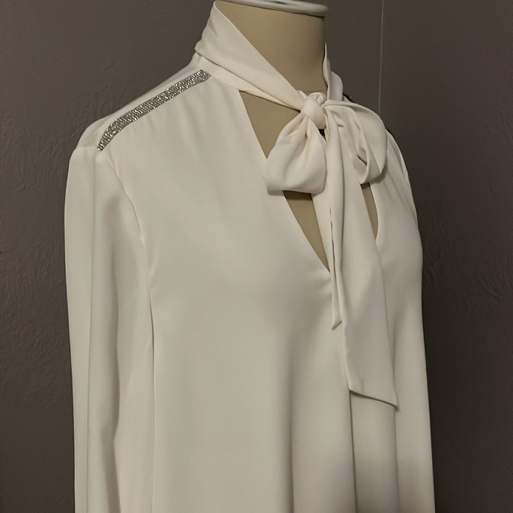 Karen Kane size medium blouse, white with silver sparkle ✨